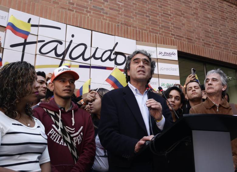 El 1 de diciembre de 2017, Sergio Fajardo entregó las firmas que lo avalaban como candidato presidencial. FOTO: Colprensa