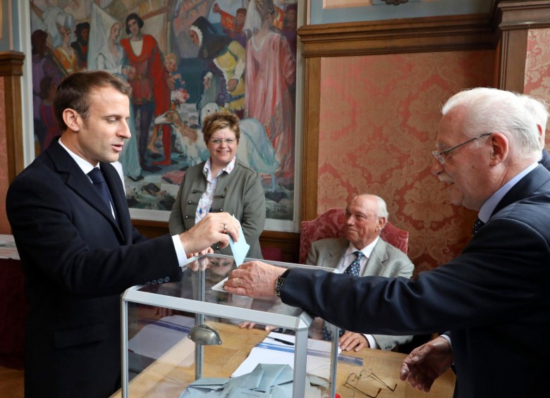 Macron asistió a las urnas muy temprano. FOTO AFP