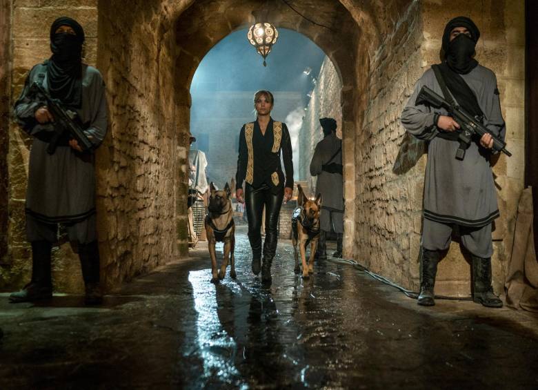 Halle Berry en una escena con los dos pastores belgas que la acompañaron y que ella misma entrenó para que le obedecieran en plena grabación de la cinta. FOTOS CORTESÍA CINE COLOMBIA 