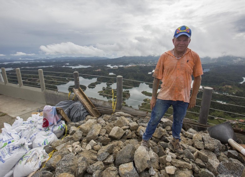$!Rubén Darío Gómez, el hombre que más ha subido a la piedra de El Peñol en Guatapé. Foto: Edwin Bustamante.
