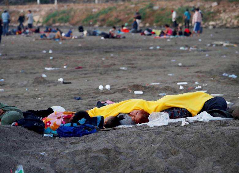 Mujeres gestantes o con hijos pequeños buscan ingresar a EE. UU. pero están detenidas en la frontera con México. FOTO efe