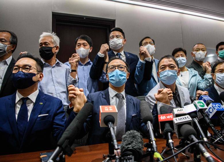 La renuncia masiva de los legisladores en Hong Kong fue anunciada en medios de comunicación. FOTO AFP