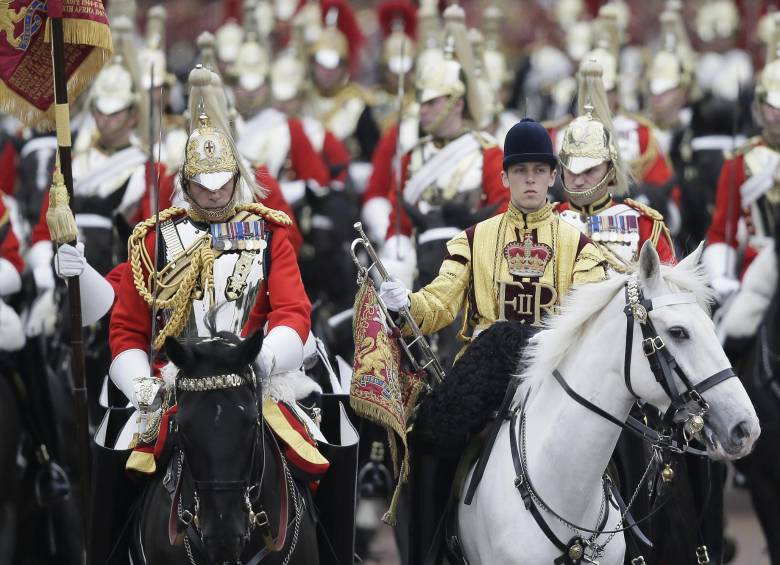 Más de mil soldados vestidos con su uniforme tradicional de gala desfilaron hoy por el centro de Londres durante la celebración oficial del 89 cumpleaños de la reina Isabel II. FOTO 