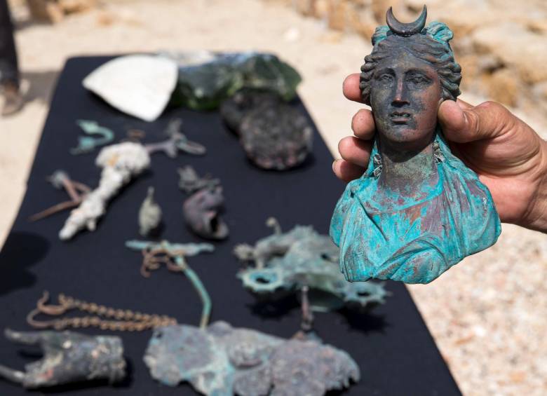 Arqueólogos submarinistas han hallado un pecio junto al puerto antiguo de Cesárea, con miles de monedas de 1.600 años. FOTO AFP
