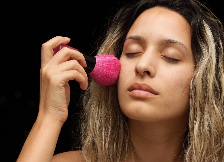 Lavar las brochas una vez a la semana está entre las recomendaciones de los dermatólogos. FOTO: Pixabay