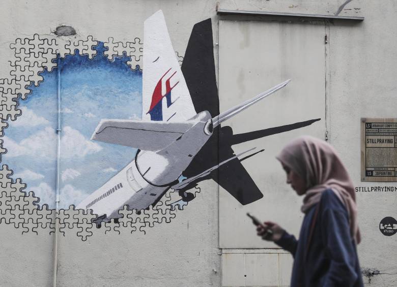 Mural dedicado a la desaprición del vuelo MH370 de Malaysia Airlines. FOTO: EFE