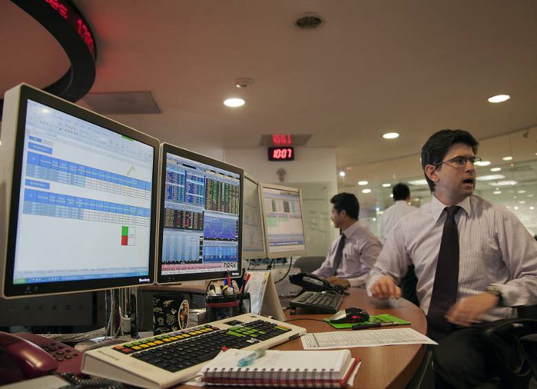 Si está pensando en invertir, son múltiples las alternativas que ofrece el mercado; las acciones son una de ellas. Foto: Colprensa.
