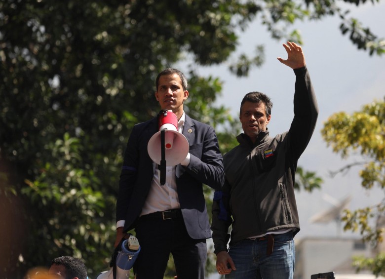 Juan Guaidó (con megáfono), en compañía de Leopoldo López, dos de los principales líderes opositores de Venezuela. FOTO: AGENCIA EFE.