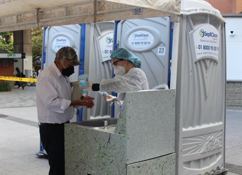 Estos lavamanos tienen tanques de agua potable y residual y han sido la solución para atender habitantes de calle. FOTO cortesía
