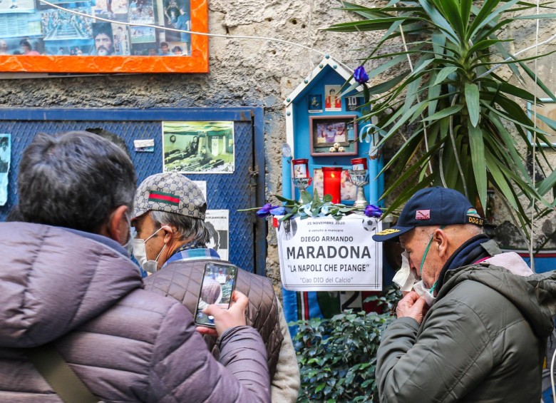 Cientos de altares con imágenes de Maradona han sido ubicados en Nápoles para despedir al jugador argentino. FOTO AFP