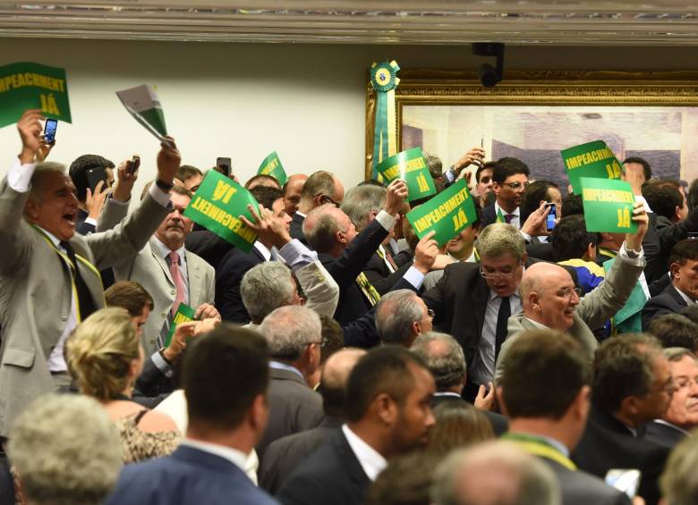 Así celebraron en la Comisión Parlamentaria la decisión. FOTO AFP