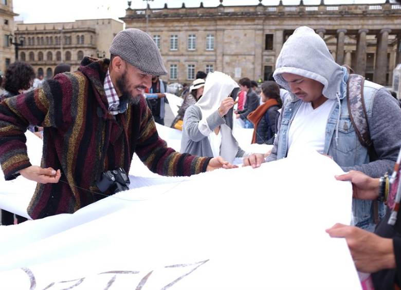 Sumando ausencias es la intervención de la artista que se realiza este martes en Bogotá, a propósito de la paz. Foto Cortesía