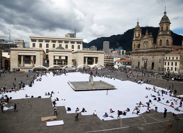 Sumando ausencias es la intervención de la artista que se realiza este martes en Bogotá, a propósito de la paz. Foto Colprensa