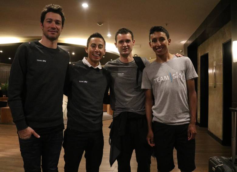 Integrantes del Team Sky, incluyendo a Egan Bernal (extremo derecha), ya en el hotel en el Oriente. 