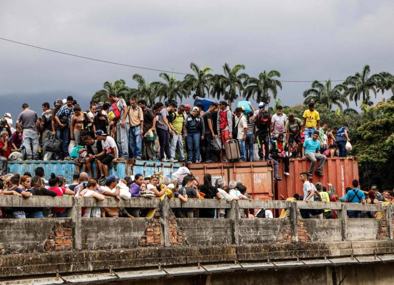 Venezolanos cruzan la frontera a pesar de bloqueos de la Guardia Nacional. FOTO: AFP