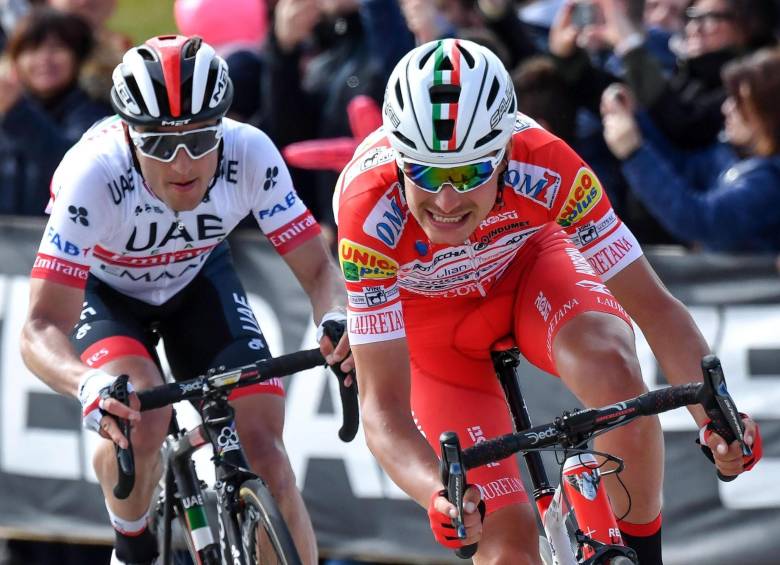 Fausto Masnada -adelante- logró su tercera victoria en la general, luego de las dos fracciones ganadas en el Tour de los Alpes; Valerio Conti fue 24° en el Giro de 2018. FOTO EFE