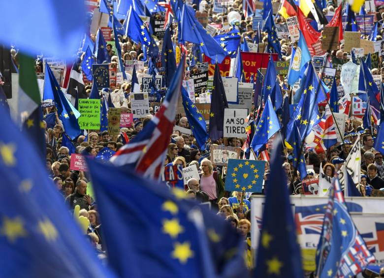 Decenas de miles de personas se manifestaban en el centro de Londres para reclamar un segundo referéndum que saque al país de la crisis en que lo sumió la consulta de 2016, cuando el Brexit se impuso por 52% de los votos. FOTO AFP 