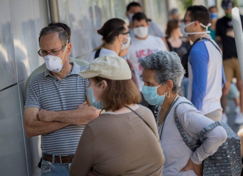 Largas filas se registran en farmacias y tiendas de Caracas. FOTO EFE