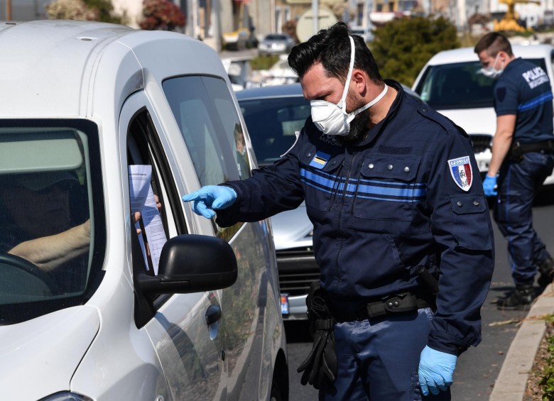 Controles policiales en ciudades francesas constatan que las personas porten elementos de protección. FOTO AFP