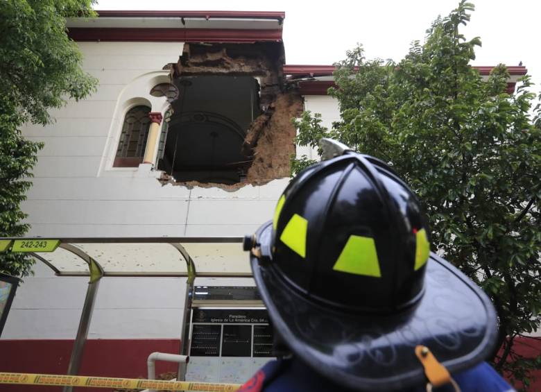 Muro de la Parroquia de La América colapsó por humedad 