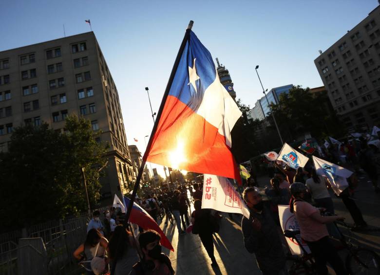Con “banderazos” en las calles de Santiago, cerraron las campañas por el plebiscito en Chile. FOTO EFE