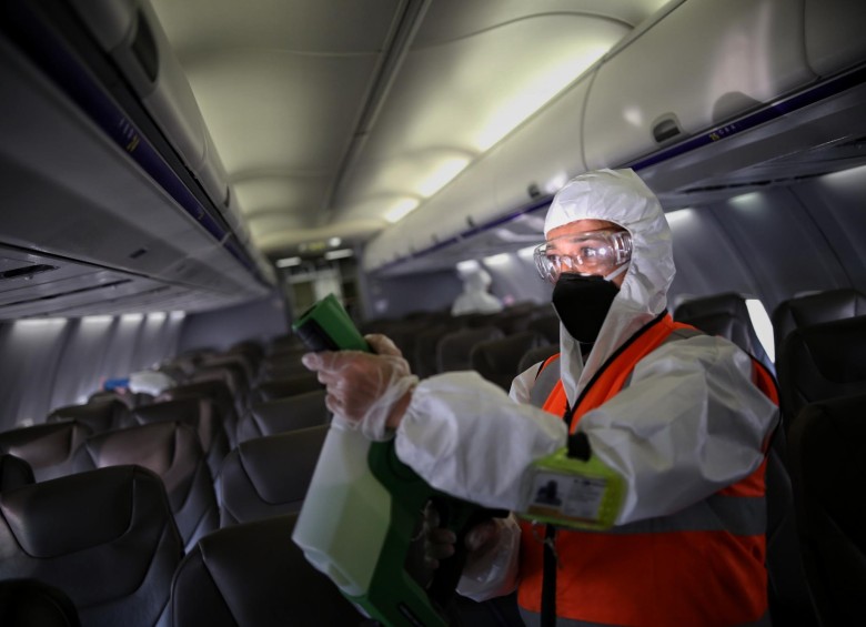 Según IATA el riesgo de contagio de covid en un avión es extremadamente bajo. Foto Colprensa