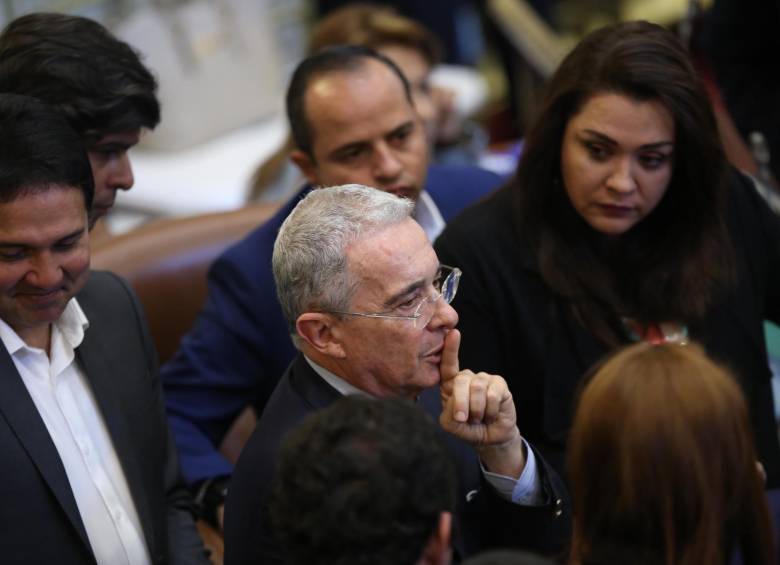 El expresidente Uribe dijo que no le incomoda que lo hayan interceptado por error o en cumplimiento de deberes legales. FOTO COLPRENSA