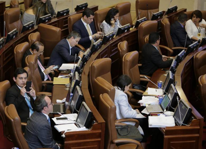 Para organizar el debate, fue aprobada por voto mayoritario la proposición del senador Óscar Tulio Lizcano quien desde temprano sugirió que, de poder adelantarse las votaciones, se votaran varios artículos en bloque. Foto: Colprensa