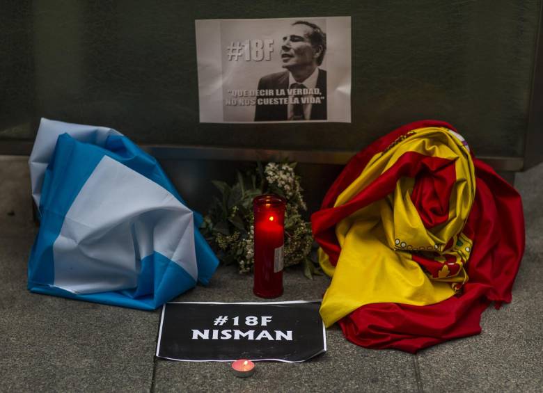 No solo en Buenos Aires los argentinos manifestaron su indignación por la muerte del fiscal. En distintas ciudades del mundo ocurrió lo mismo, tal como en Madrid, España. FOTO ap