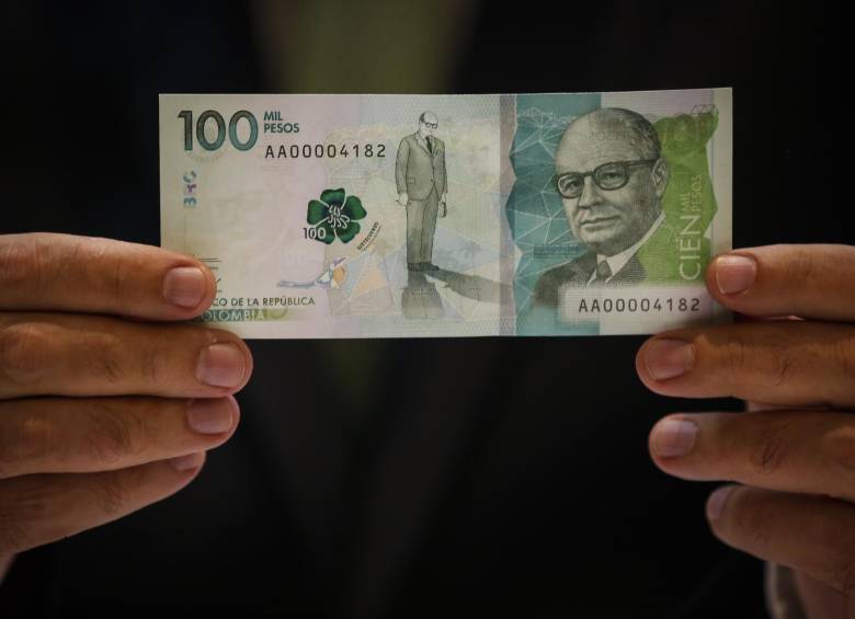 Dentro de las particularidades con las que viene la nueva familia de billetes está la aplicación móvil y la plantilla para invidentes con lo que el BRC pretende evitar engaños y fraude. FOTO COLPRENSA