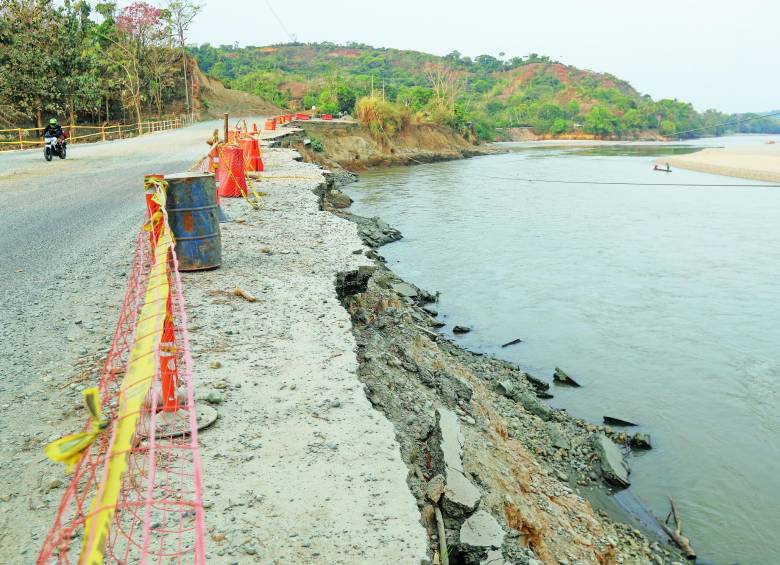 Así está actualmente la vía que comunica a Cáceres con Caucasia. Con el bajo nivel del río Cauca, la erosión se hizo más visible. FOTOs MANUEL SALDARRIAGA