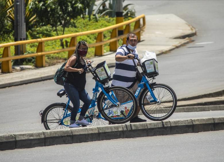 Algunos usuarios ven en las bicicletas públicas su medio de transporte ideal para llegar al trabajo. FOTO CARLOS VELÁSQUEZ