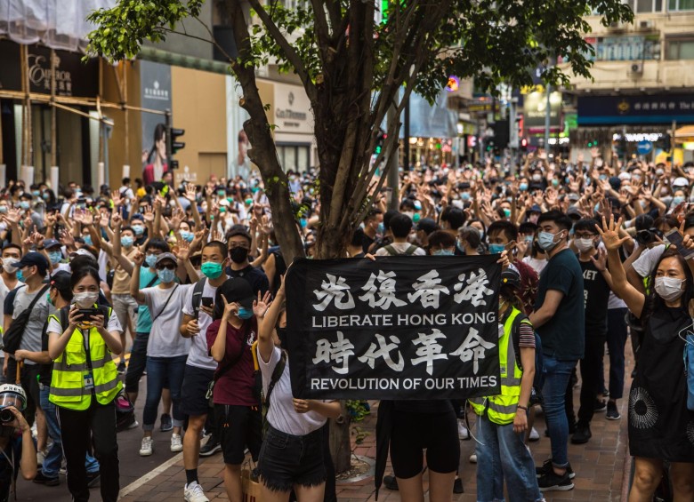 Los protestantes cantan consignas durante una manifestación contra la nueva ley de seguridad nacional en Hong Kong, el primero de julio del 2020. FOTO AFP
