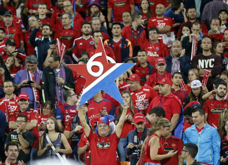 La hinchada roja fue la más ilusionada con una victoria en la noche antioqueña. El brillo de la estrella seis se opacó, pero las ilusiones siguen vivas. FOTO JUAN ANTONIO SÁNCHEZ. 