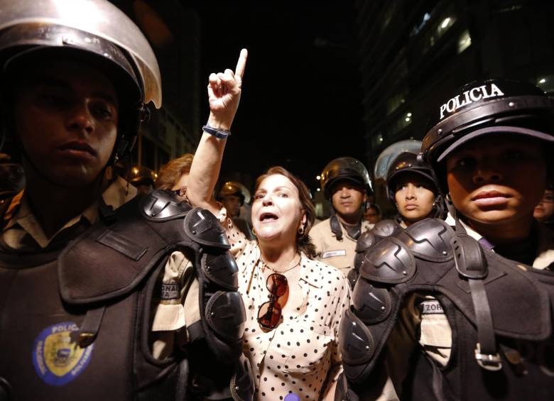 Mitzy Capriles, esposa de Antonio Ledezma, llegó hasta la sede del Sebin junto a un grupo de opositores que rechazaron la captura del alcalde opositor. FOTO AP