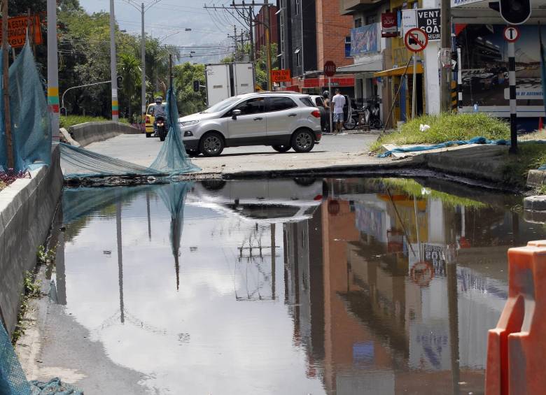 Esta vía lleva varios meses parada frente al Parque del Artista. Obras Públicas dice que las labores se reanudarán en 15 días, porque hubo inconvenientes con redes de servicios. FOTO Jaime Pérez