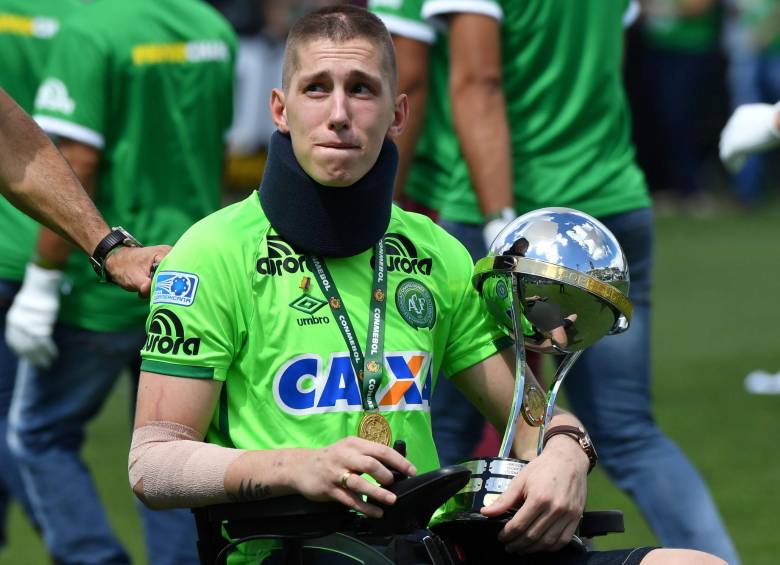 Sobrevivientes de la tragedia y las familias recibieron las medallas y el trofeo de la Copa Suramericana. FOTO AFP