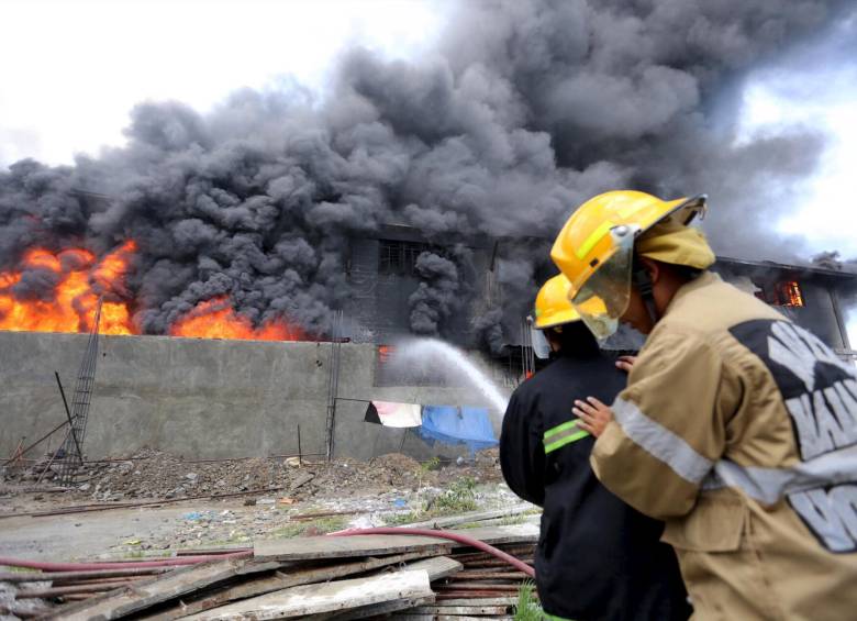 Ya son 72 los muertos en el incendio registrado el pasado miércoles en una fábrica de calzado en el municipio de Valenzuela, en Metro Manila. FOTO REUTERS