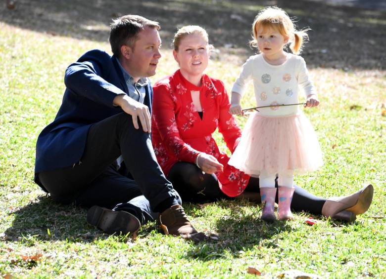 Charlotte Scaife juega con sus padres Simon y Saasha, semanas después de recibir cirugía para una cardiopatía congénita, en Sydney, Nueva Gales del Sur, Australia, el 10 de agosto de 2017. Un equipo liderado por el Profesor Sally Dunwoodie del Victor Chang Institute identificó la principal causa de abortos espontáneos, así como problemas de corazón, columna vertebral, riñón y paladar hendido en los recién nacidos que se pueden curar mediante la toma de vitamina B3, también conocida como niacina. FOTO: Efe