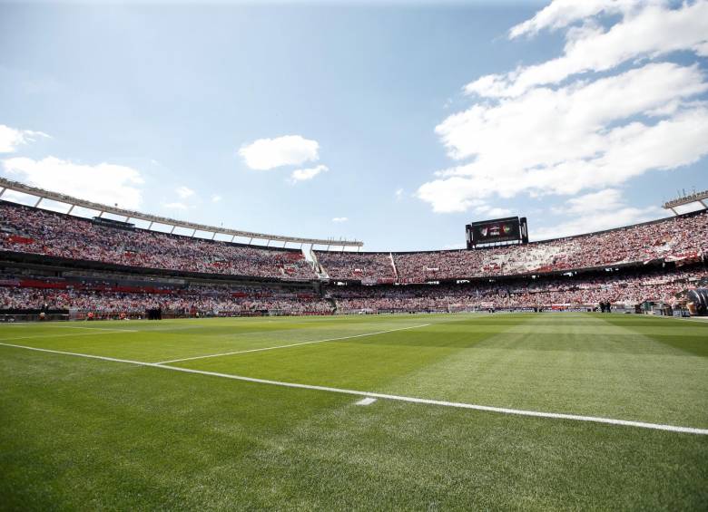 El Monumental espera el inicio del partido. FOTO EFE