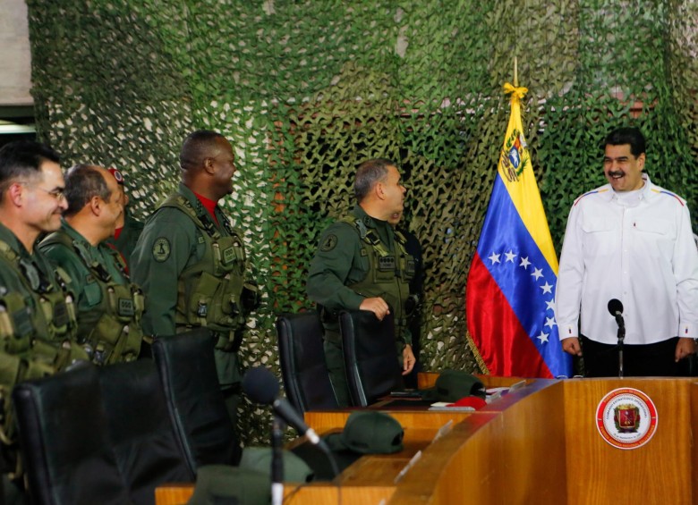 El presidente Nicolás Maduro y la cúpula militar de Venezuela se han pronunciado varias veces por las incursiones aéreas de Estados Unidos en el Caribe. FOTO: Reuters.