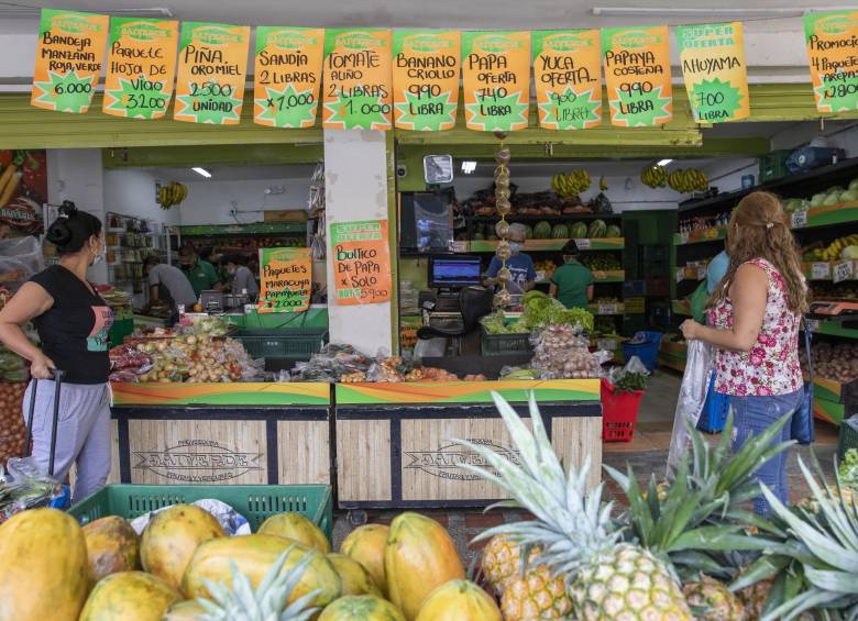 Solo pueden salir a comprar alimentos quienes tengan el pico y cédula. FOTO EDWIN BUSTAMANTE