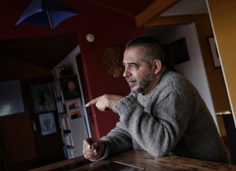 El escritor bogotano ahora está en el tema del hiperrealismo. El libro de las Revelaciones es de ensayos. FOTO colprensa