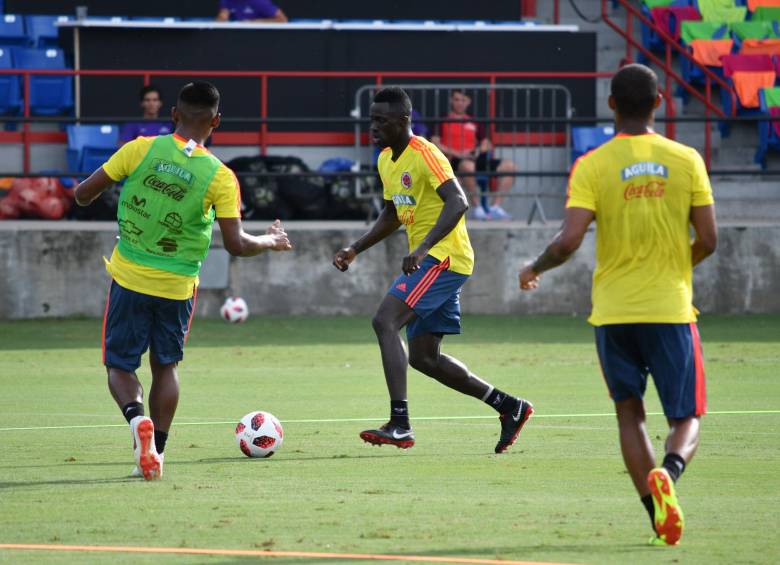 Pese a su corta edad, 22, el defensor central Dávinson Sánchez (derecha) se ha convertido en uno de los hombres de más experiencia y confianza en la Selección. FOTO Cortesía Colfútbol