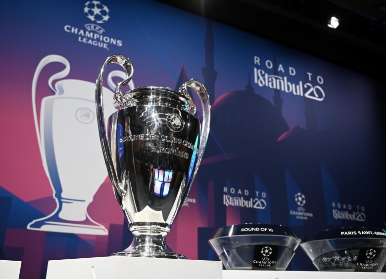 El trofeo de la UEFA Champions League se muestra antes de la ceremonia de sorteo de los octavos de final. FOTO AFP