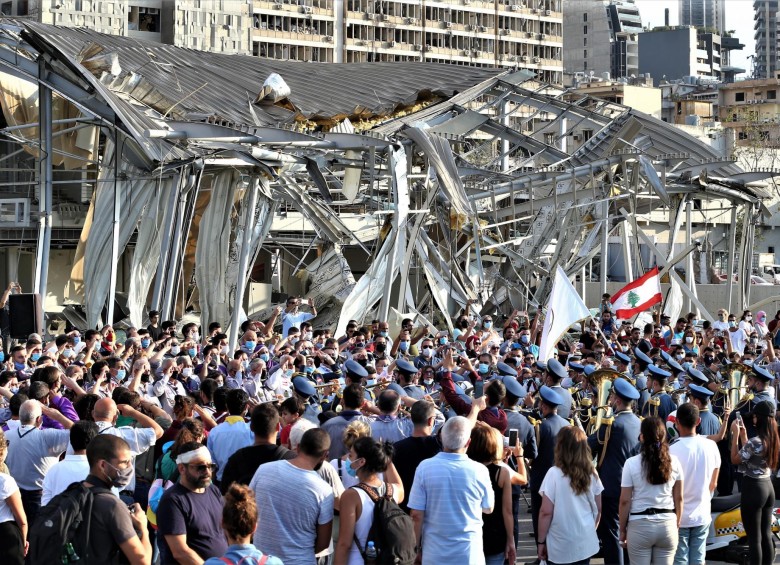 Miles de ciudadanos recordaron la tragedia generada por la explosión. FOTO EFE