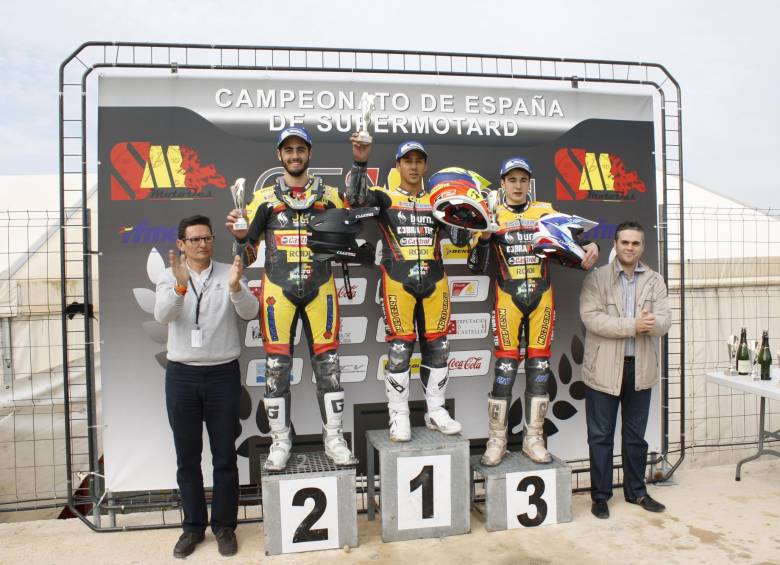 En su debut en España, Valerio Piedrahíta, se subió al podio y lo hizo como ganador. Acá lo acompañan Oriol Peris y Joan Marínez, del equipo Suzuki Racing. FOTO cortesía 