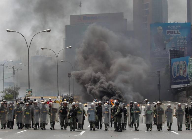 Dentro de la oposición, y a pesar de que las marchas han tenido en lo general un carácter pacífico, existen sectores radicales que han obstaculizado también los objetivos de las mismas. FOTO EFE
