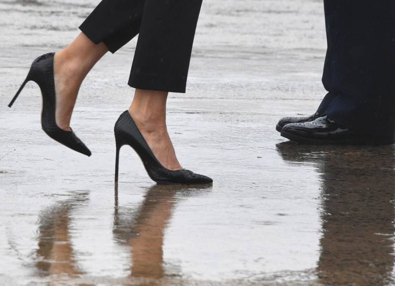 Revuelo por tacones de Melania en zona afectada por Harvey