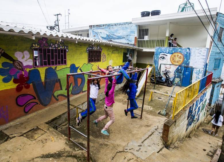 Entre casas y callejones, los pequeños del barrio Altos de la Torre disfrutan del parque de la escuela que a su vez es zona de tránsito para los residentes del sector. FOTO Jaime Pérez